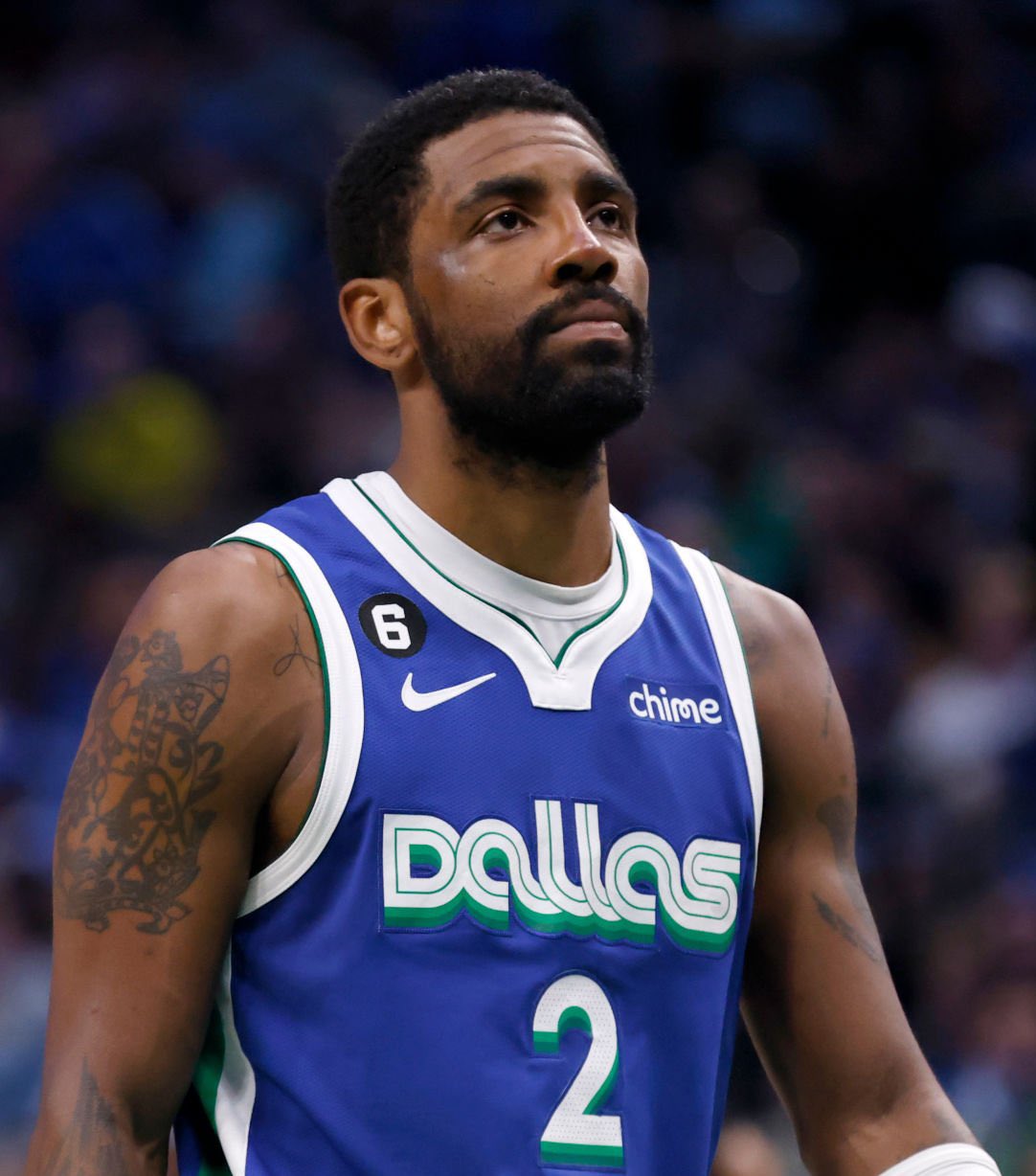 通过定期举 通过定期举